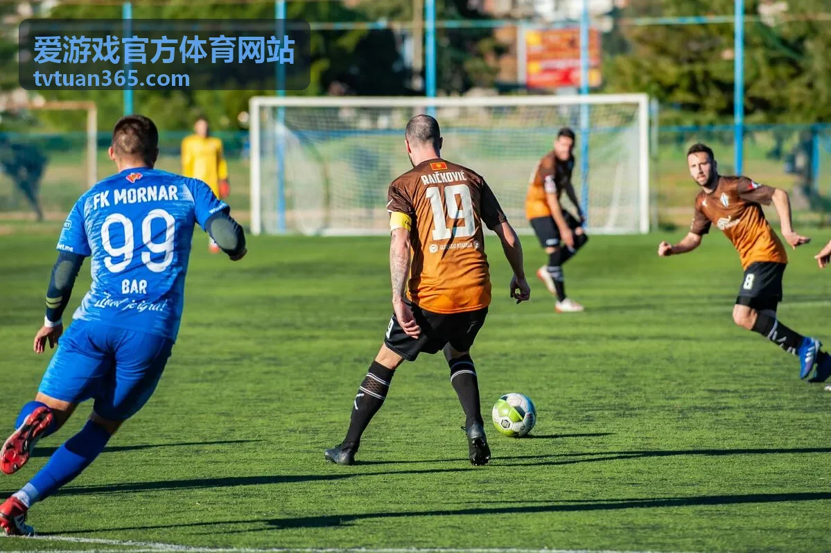 爱游戏官方体育网站服务问答栏目配图：编辑在核对赛事记录与读者来信